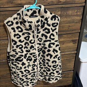 Merokeety Cream Leopard Print Sherpa Vest Size XL. SOFFFT